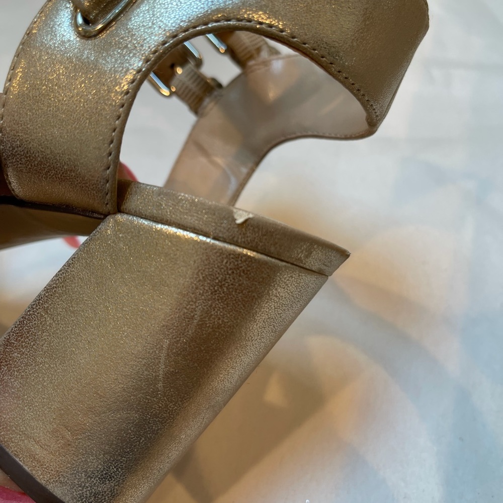 Unisa Reiaa Metallic Gold Strappy Sandals - Picture 14 of 14